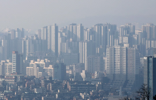 2일 서울부동산정보광장이 서울 아파트 거래량을 분석한 결과에 따르면 지난해 연간 거래 신고건수는 총 4만1713건(1일까지 접수된 통계)으로, 2012년(4만1079건) 이후 9년 만에 최저치를 기록했다. 연합뉴스